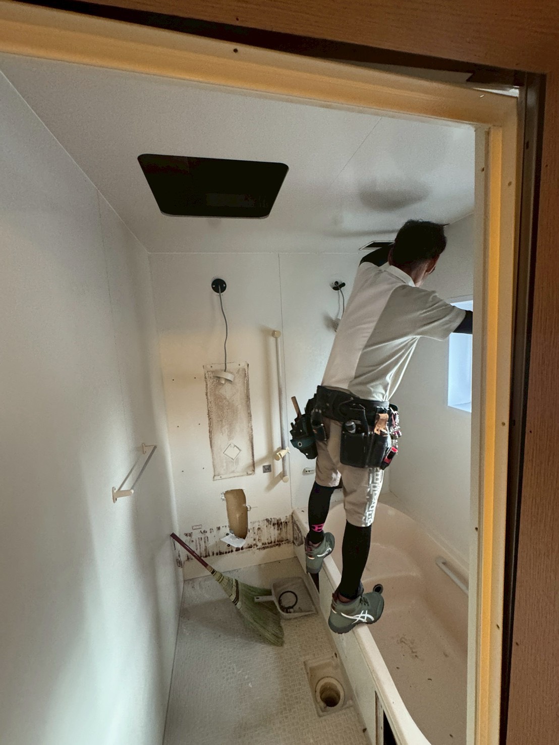 ユニットバスの解体作業