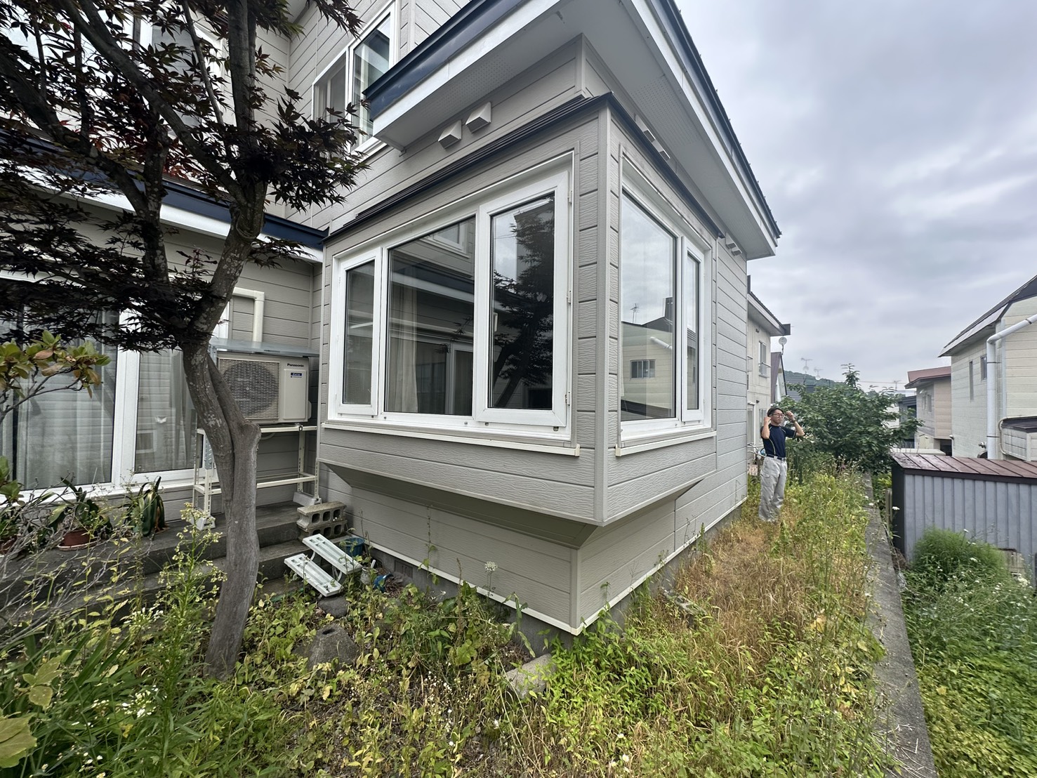外壁・出窓まわりを一新した住宅の外観